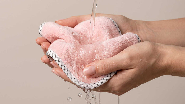 Tuch mit Wasser anfeuchten