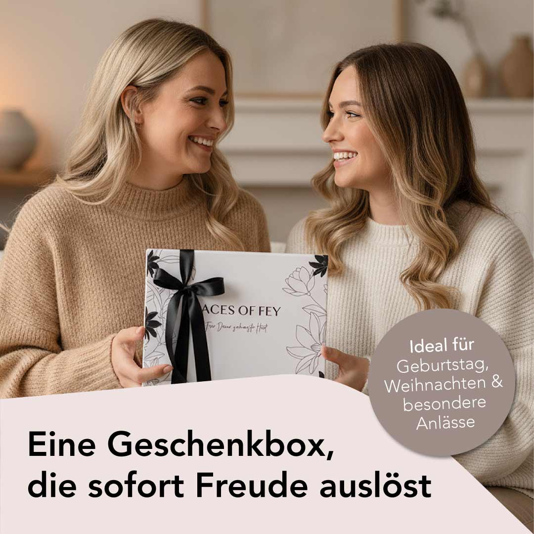 Frauen halten eine große Geschenkbox, die Freude auslöst. Ideal für besondere Anlässe