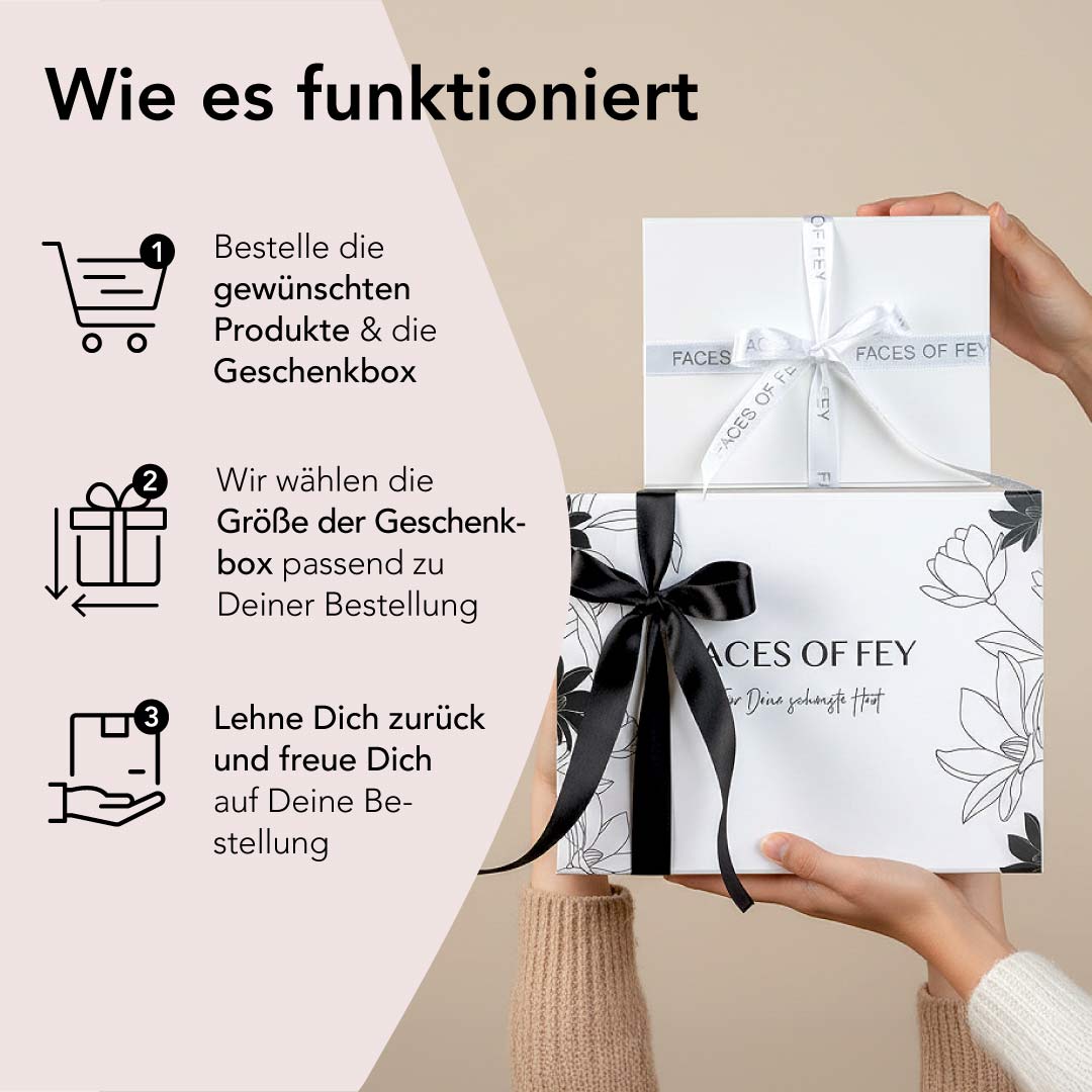 Frauen halten beide Geschenkboxen in die Luft. Ablauf: Bestellung der Produkte, Faces of Fey wählt die passende Geschenkboxgröße, Zurücklehnen und sich auf die Bestellung freuen. 